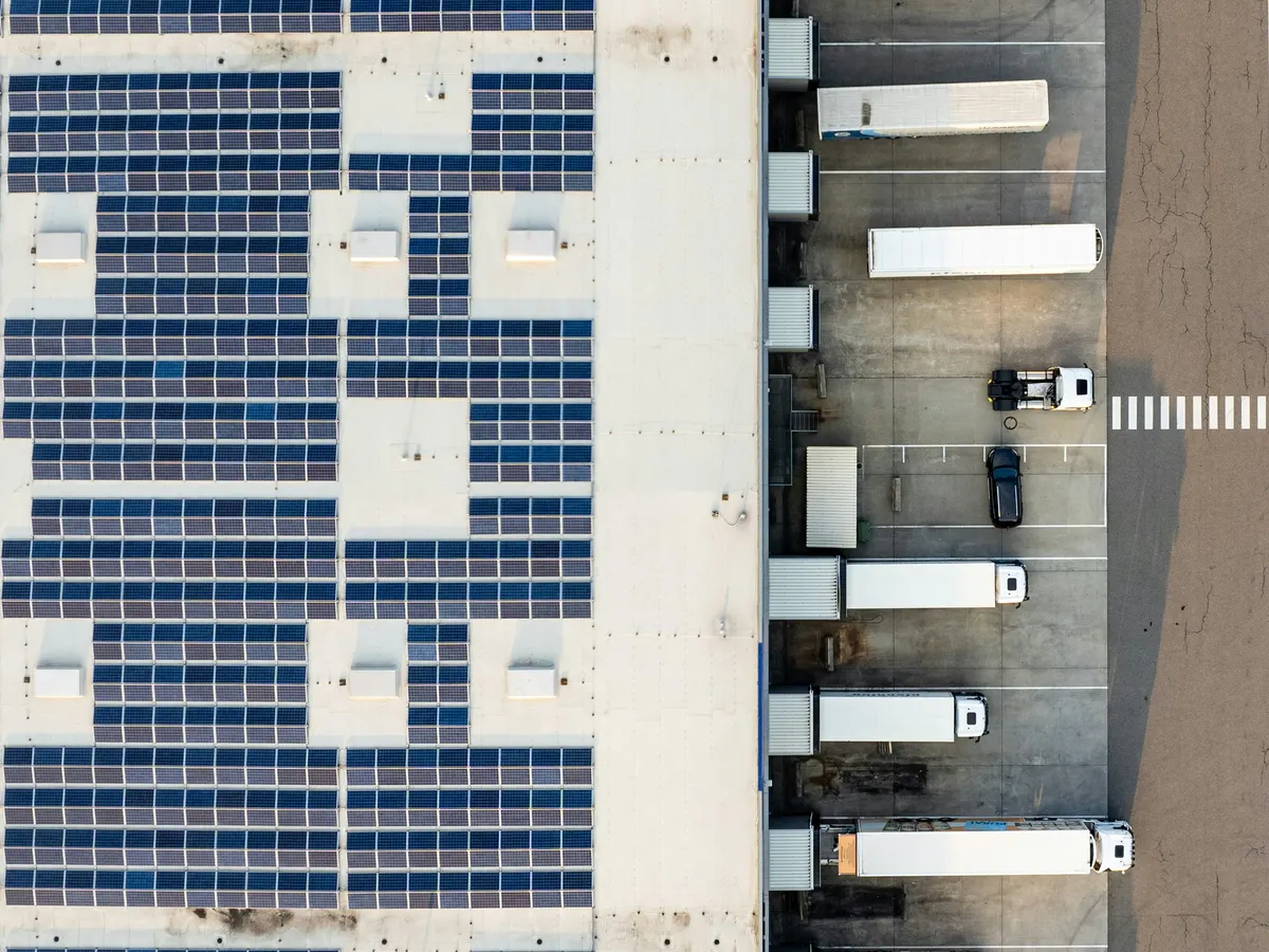Techo industrial con instalación fotovoltaica — Ecotecnia Solar