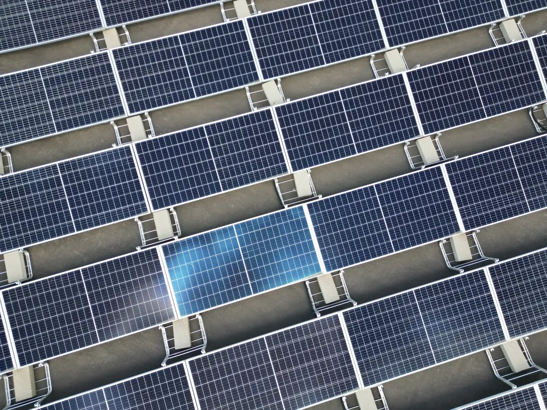 Filas de paneles solares sobre sus estructuras, vistas desde arriba