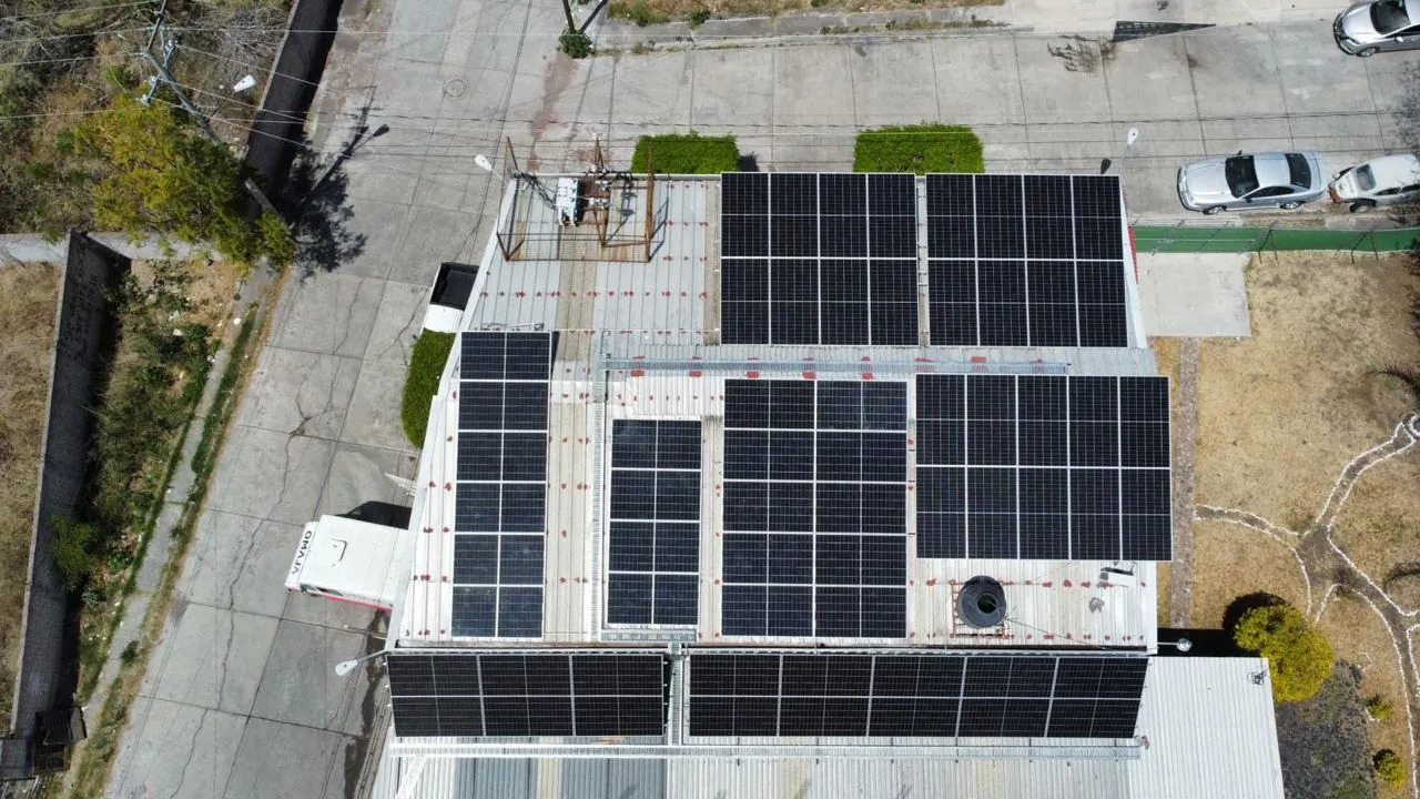 Techo de un edificio cubierto de paneles solares, vista aérea