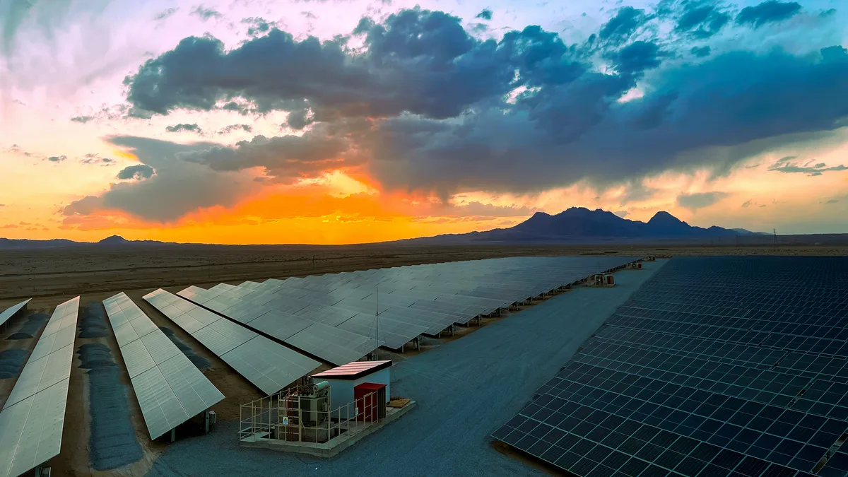 Parque de paneles solares al atardecer, vista aérea
